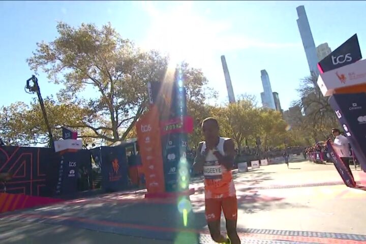 Abdi Nageeye op weg naar de finish in Central Park bij zijn zege in de marathon van New York in 2024