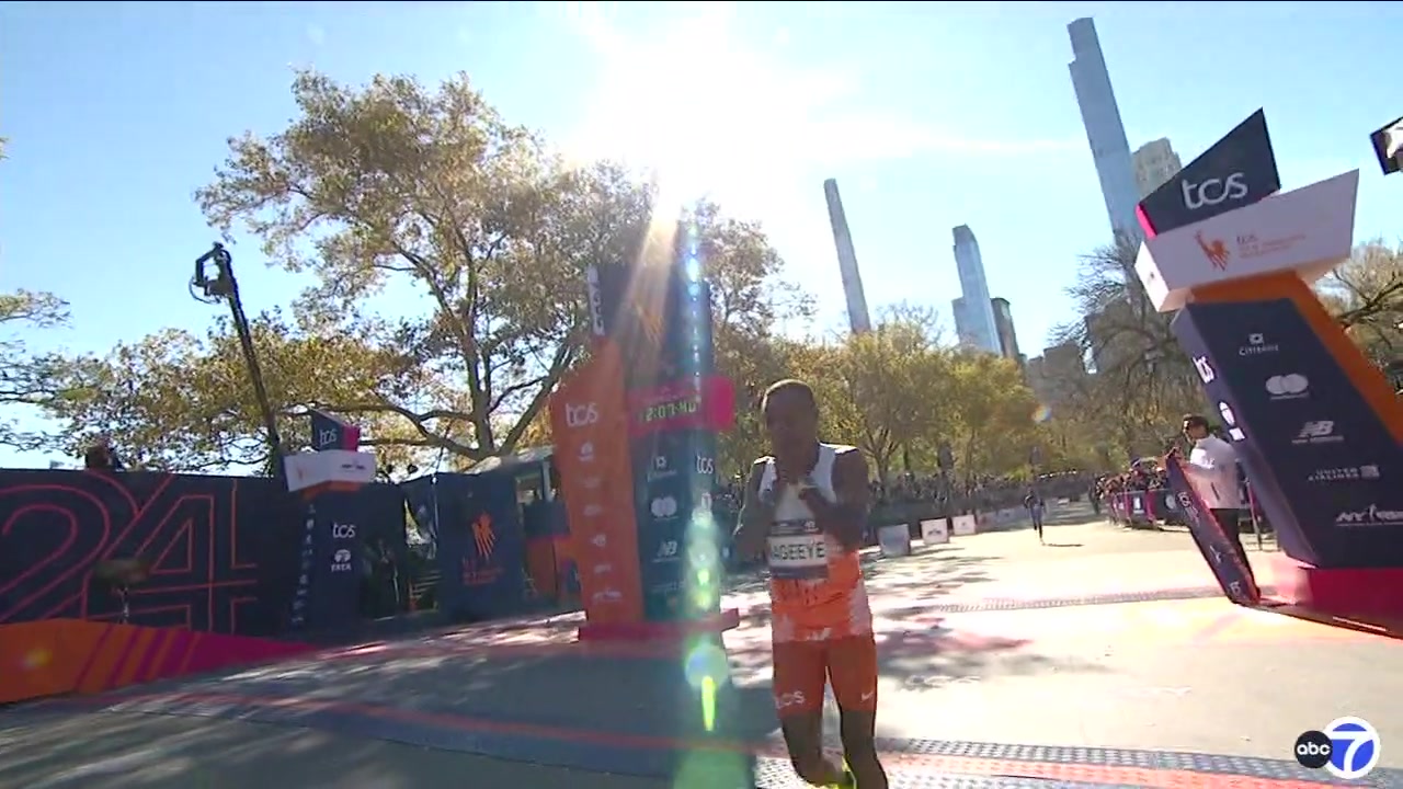 Abdi Nageeye op weg naar de finish in Central Park bij zijn zege in de marathon van New York in 2024