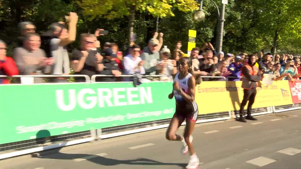 Tigst Assefa op weg naar de finish van de marathon van Berlijn 2026