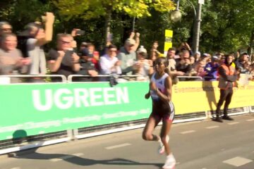 Tigst Assefa op weg naar de finish van de marathon van Berlijn 2026
