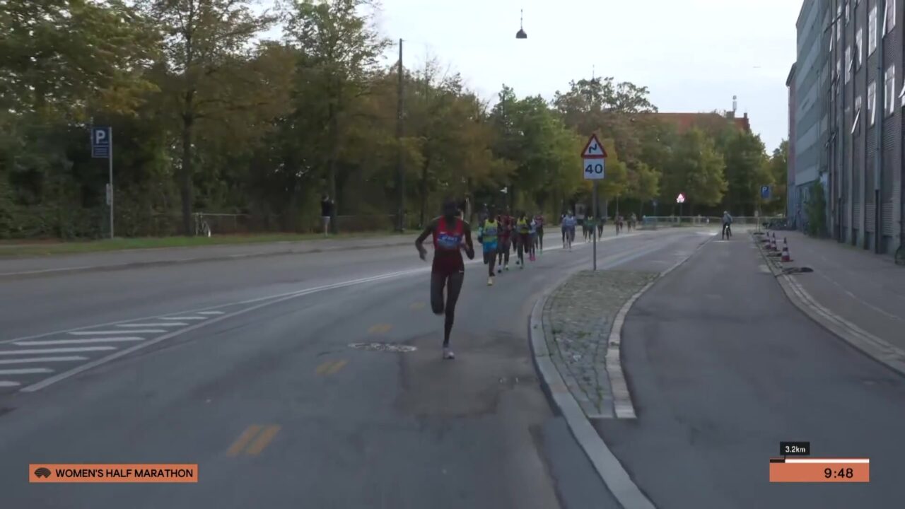 Agnes Ngetich loopt alleen aan kop tijdens de halve marathon op het WK wegatletiek in Kopenhagen