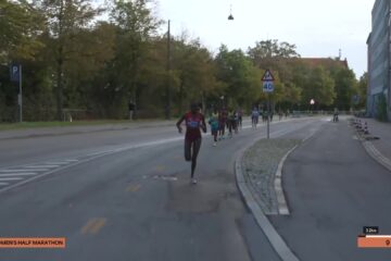 Agnes Ngetich loopt alleen aan kop tijdens de halve marathon op het WK wegatletiek in Kopenhagen