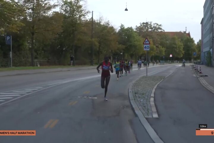 Agnes Ngetich loopt alleen aan kop tijdens de halve marathon op het WK wegatletiek in Kopenhagen