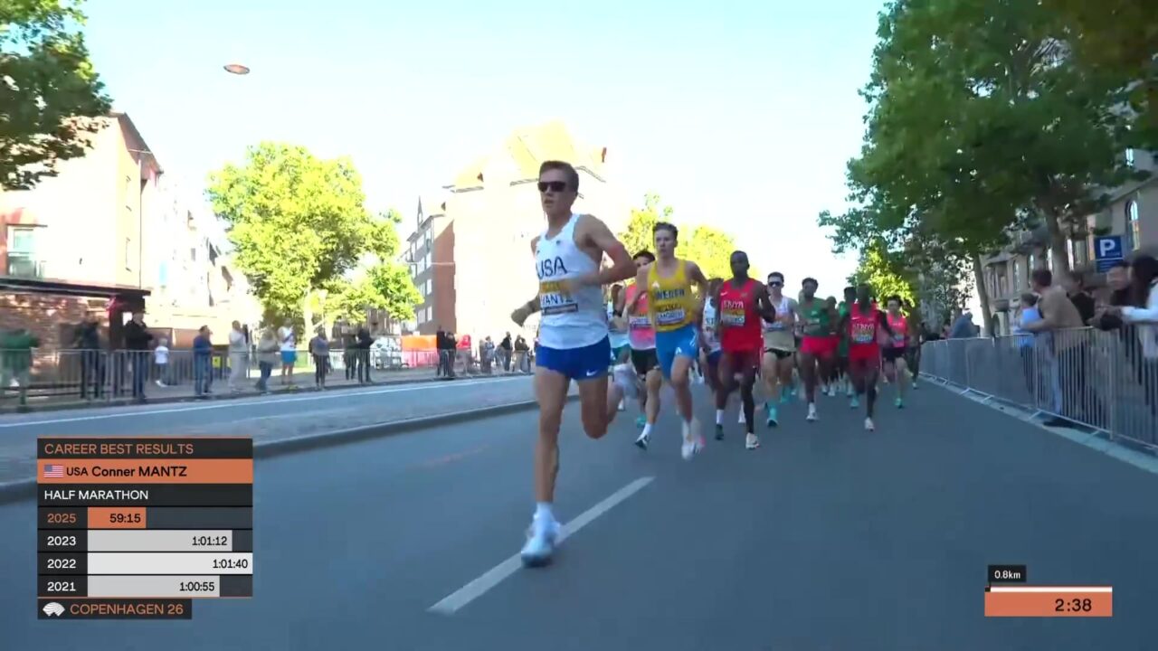 De kopgroep van de mannen tijdens de halve marathon op het WK wegatletiek in Kopenhagen, met Andreas Almgren in het Zweedse shirt