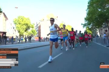 De kopgroep van de mannen tijdens de halve marathon op het WK wegatletiek in Kopenhagen, met Andreas Almgren in het Zweedse shirt