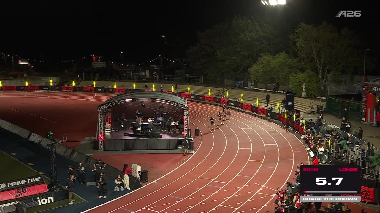 De 800 meter voor vrouwen bij Athlos in het StoneX Stadium in Londen onder kunstlicht