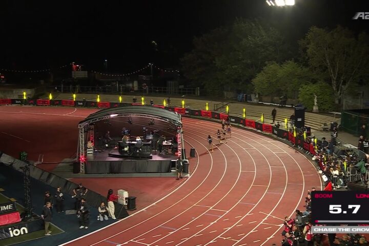 De 800 meter voor vrouwen bij Athlos in het StoneX Stadium in Londen onder kunstlicht