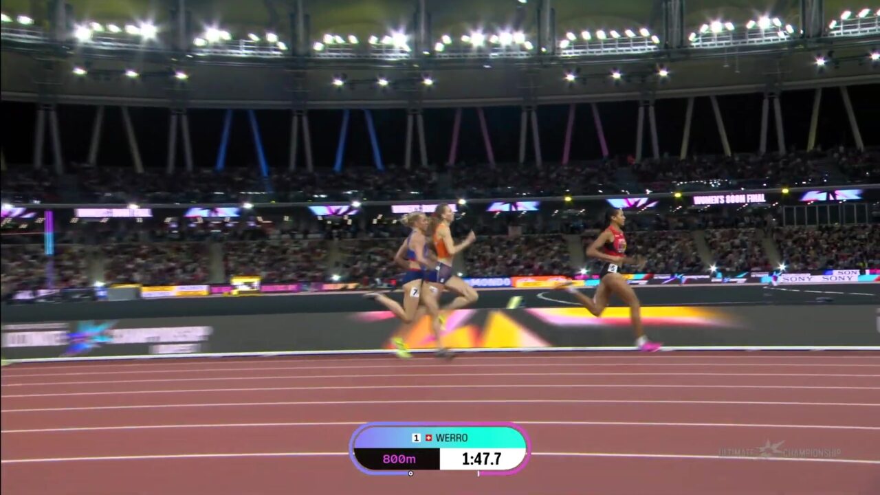 Audrey Werro loopt in het rood van Zwitserland aan kop in de 800 meter finale van de Ultimate Championship in Boedapest