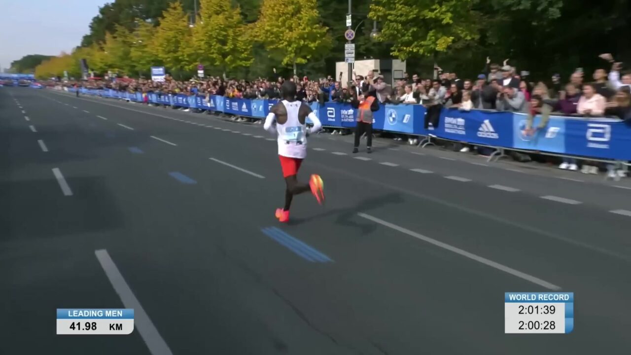 Kopman in de slotkilometer van de marathon van Berlijn op de Strasse des 17. Juni richting de Brandenburger Tor