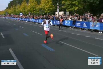 Kopman in de slotkilometer van de marathon van Berlijn op de Strasse des 17. Juni richting de Brandenburger Tor