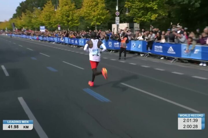 Kopman in de slotkilometer van de marathon van Berlijn op de Strasse des 17. Juni richting de Brandenburger Tor