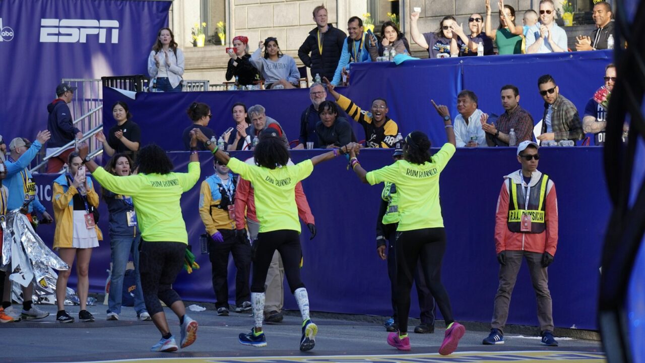 Marathonlopers in een dicht veld op een stadsparcours