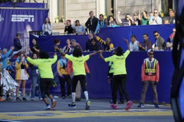 Marathonlopers in een dicht veld op een stadsparcours