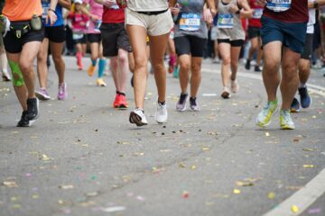 Marathonloopster alleen aan kop op een afgezette weg