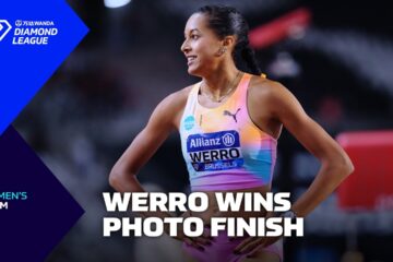 Twee loopsters sprinten schouder aan schouder naar de finish van de 800 meter