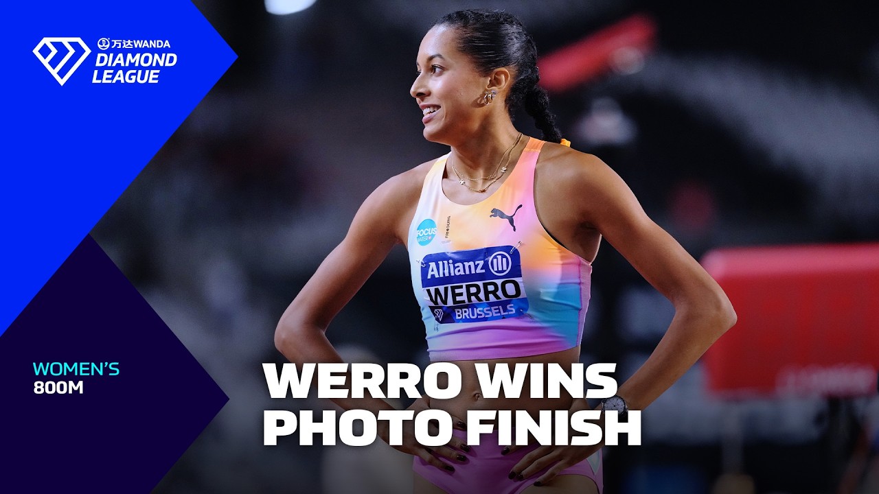 Twee loopsters sprinten schouder aan schouder naar de finish van de 800 meter