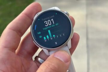 De Coros Pace 4 Pro in de hand met het scherm voor trainingsbelasting