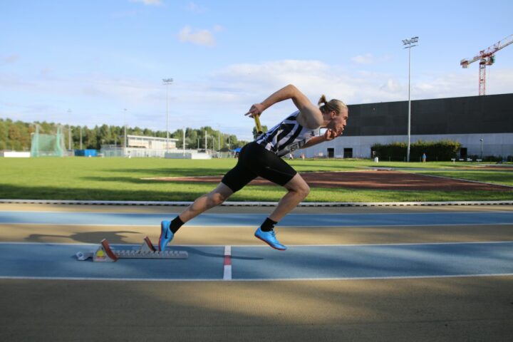 Sprintster in de startblokken op een atletiekbaan vlak voor de start