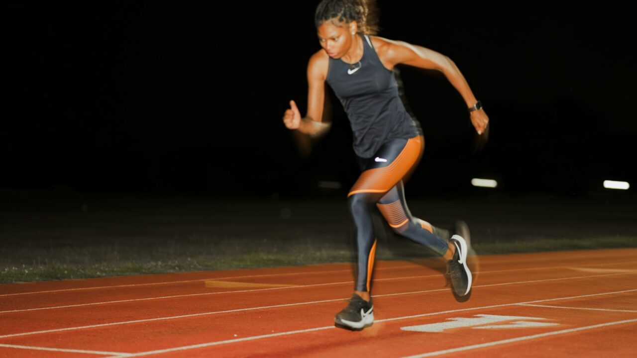 Een 800 meter op een verlichte atletiekbaan in de avond