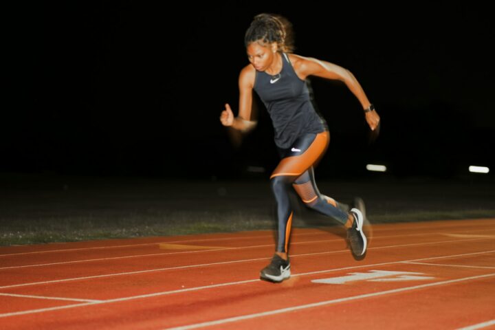 Een 800 meter op een verlichte atletiekbaan in de avond
