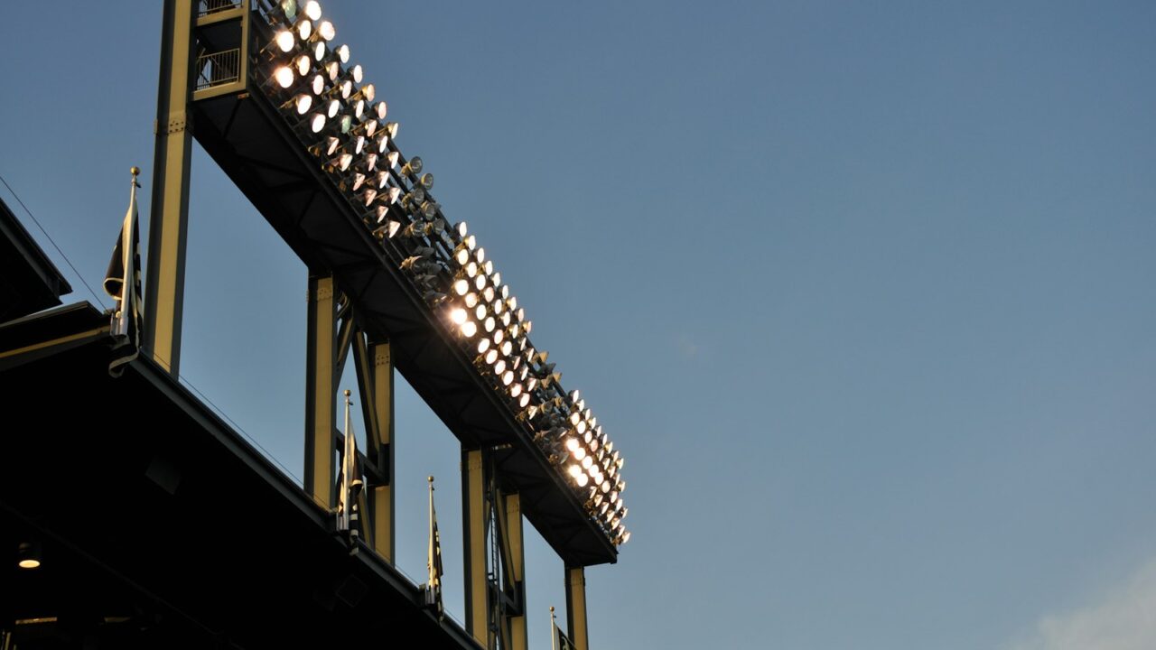 Atletiekbaan onder de lichtmasten tijdens een avondwedstrijd
