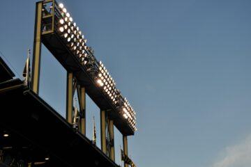 Atletiekbaan onder de lichtmasten tijdens een avondwedstrijd