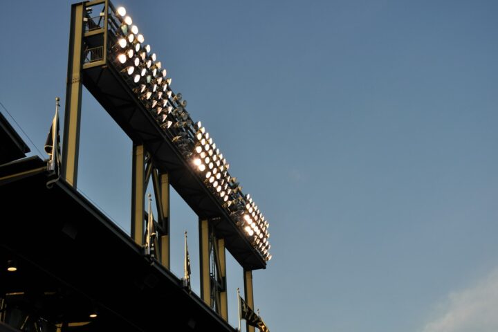 Atletiekbaan onder de lichtmasten tijdens een avondwedstrijd