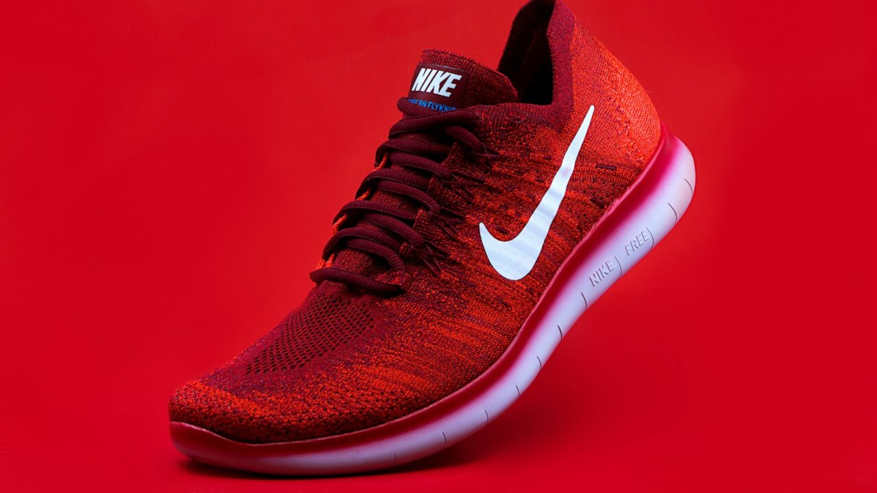 Hardloopschoenen met dikke zool op een atletiekbaan