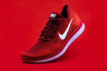 Hardloopschoenen met dikke zool op een atletiekbaan