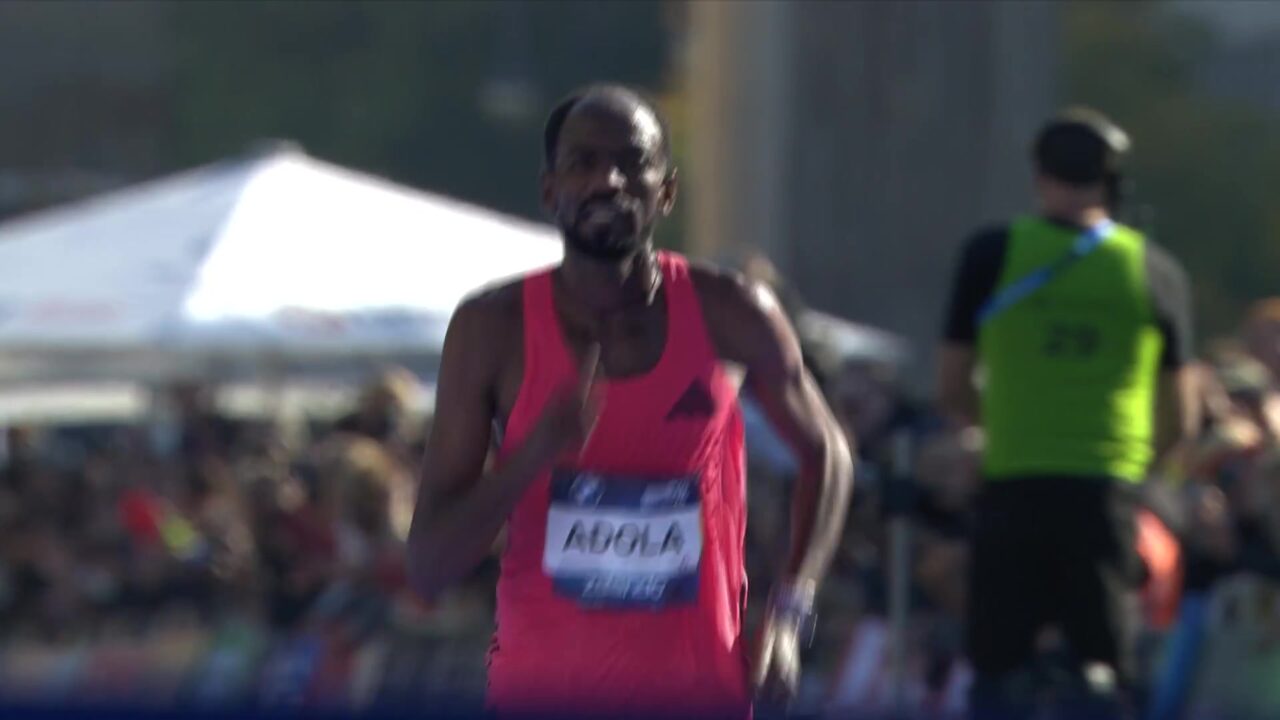 Guye Adola met startnummer in de laatste meters van de marathon van Berlijn 2026