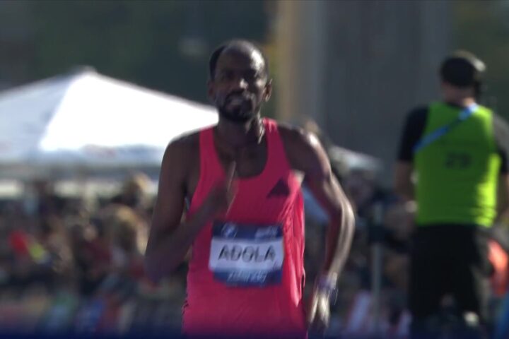 Guye Adola met startnummer in de laatste meters van de marathon van Berlijn 2026