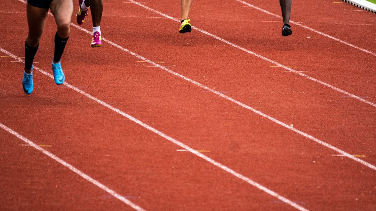 Jonge hardloopster traint op een atletiekbaan