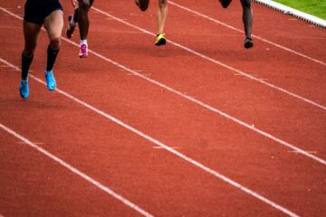 Jonge hardloopster traint op een atletiekbaan