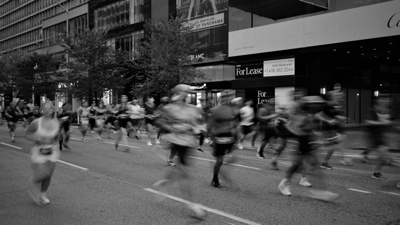 Marathonlopers onderweg door de straten van een grote stad