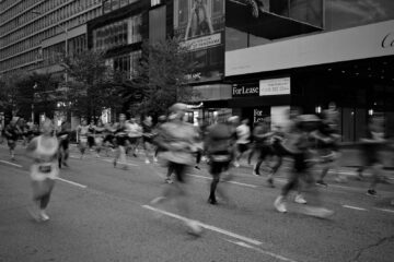 Marathonlopers onderweg door de straten van een grote stad
