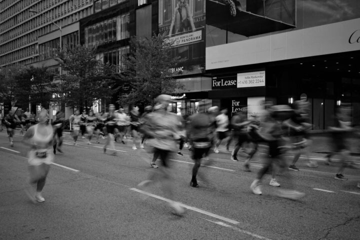 Marathonlopers onderweg door de straten van een grote stad