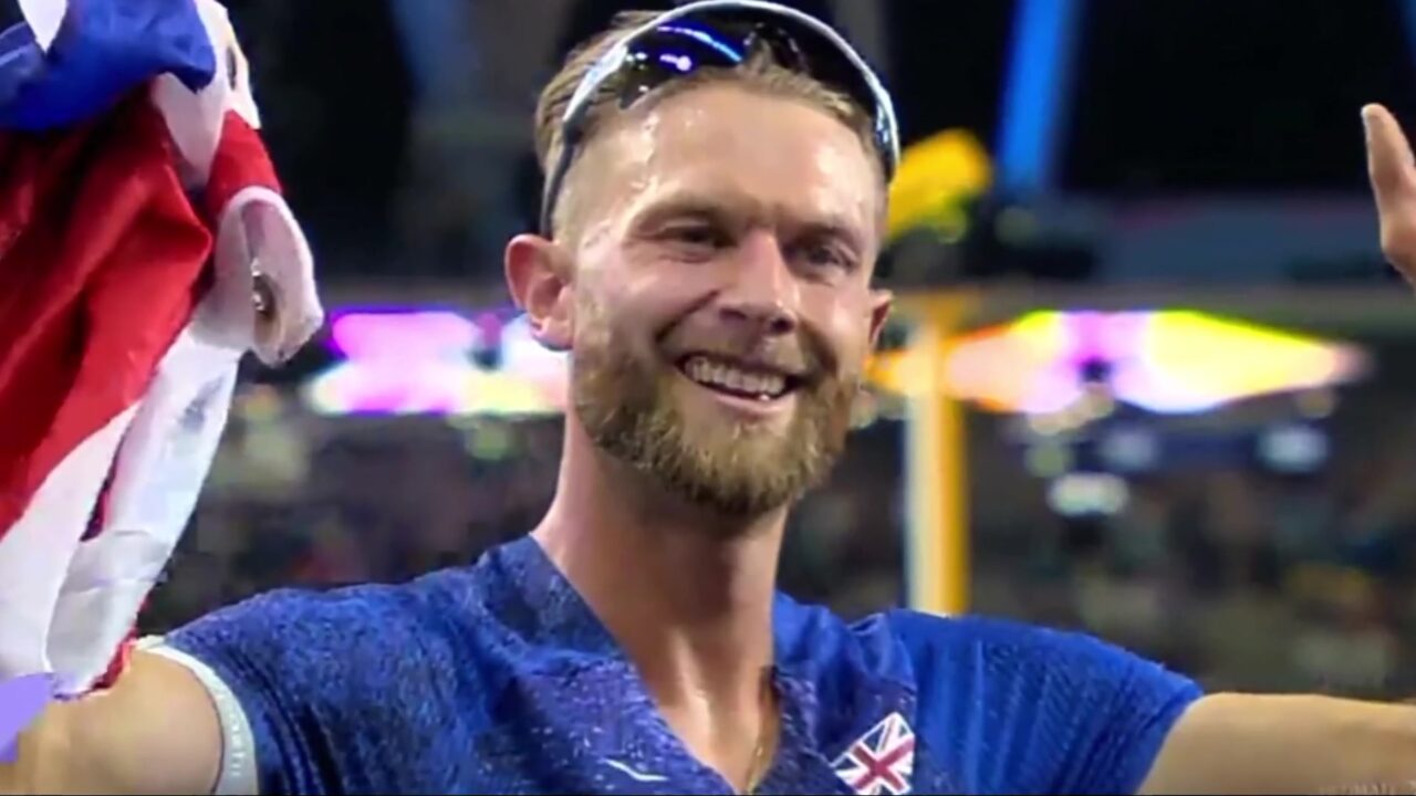 Josh Kerr juicht met de Britse vlag na zijn winst op de 1500 meter in Boedapest