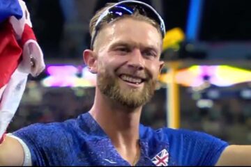 Josh Kerr juicht met de Britse vlag na zijn winst op de 1500 meter in Boedapest