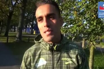 Khalid Choukoud in een trainingsjack tijdens een interview voor de marathon van Amsterdam