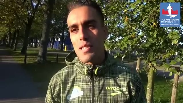 Khalid Choukoud in een trainingsjack tijdens een interview voor de marathon van Amsterdam