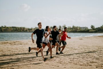 Hardlopers op het natte zand langs de vloedlijn tijdens een strandloop