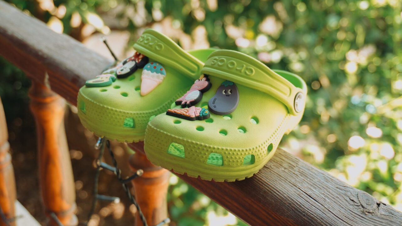 Gele klompschoenen naast hardloopschoenen