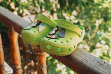 Gele klompschoenen naast hardloopschoenen
