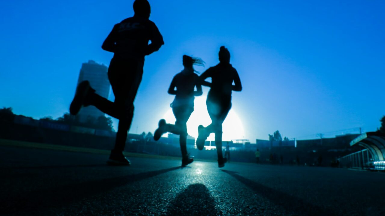 Hardlopers in een groep op straat tijdens een halve marathon