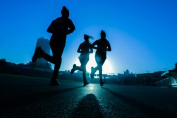 Hardlopers in een groep op straat tijdens een halve marathon