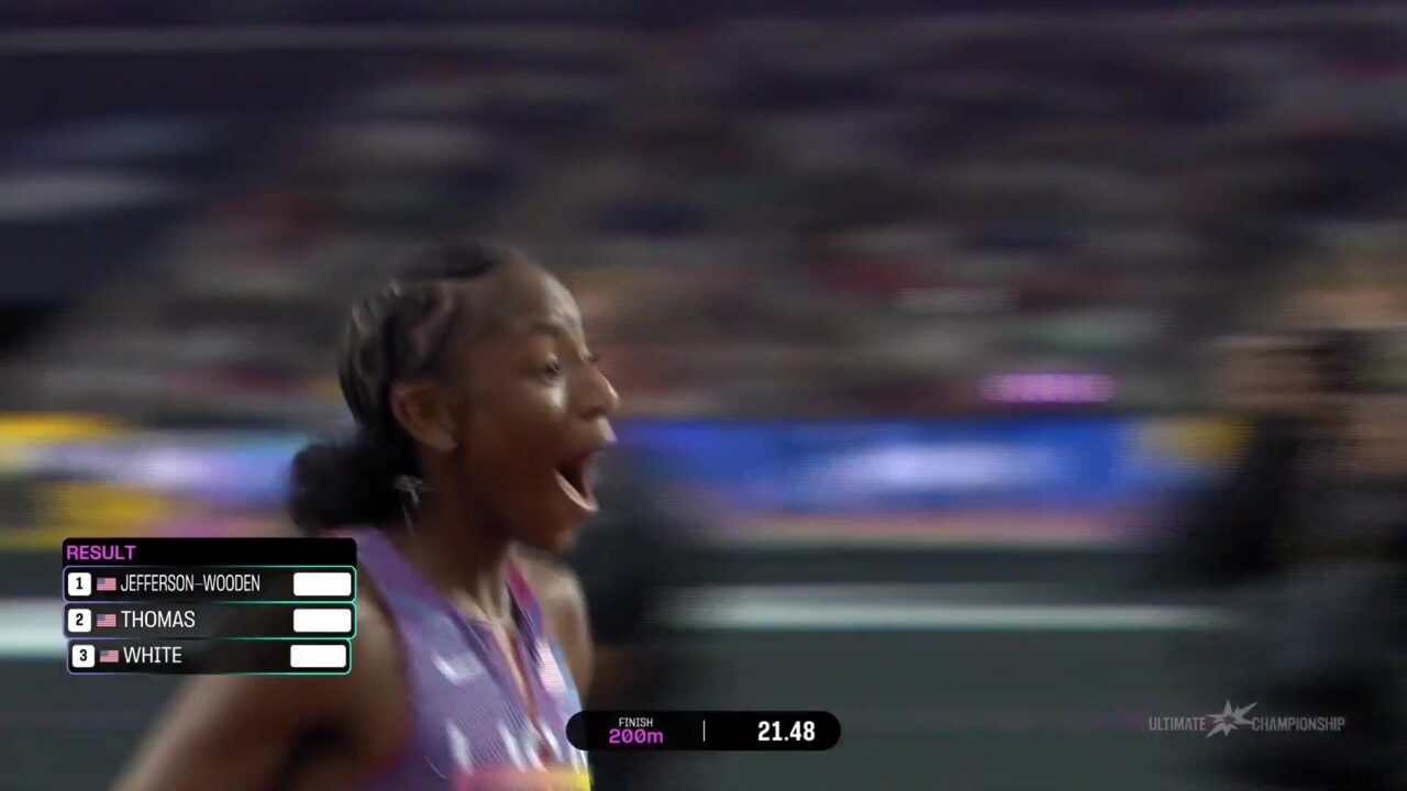 Melissa Jefferson-Wooden net over de finish van de 200 meter in Boedapest