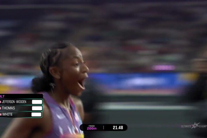 Melissa Jefferson-Wooden net over de finish van de 200 meter in Boedapest