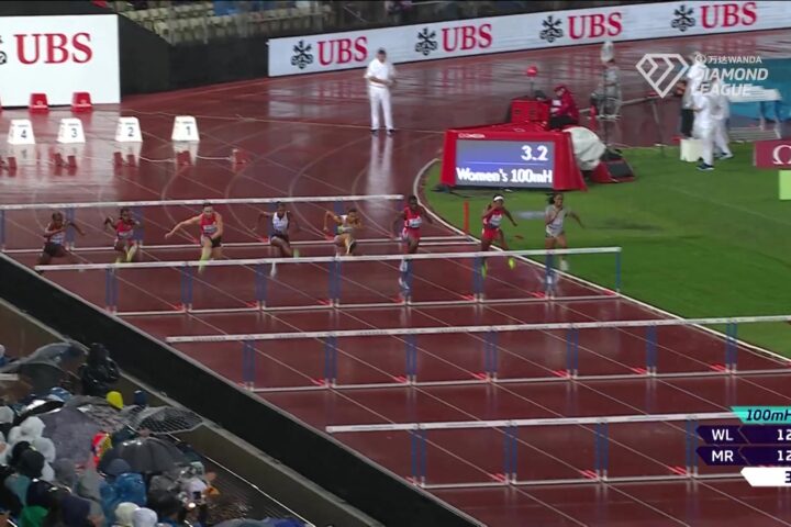 Veld hordeloopsters gaat over een horde tijdens de 100 meter horden in Lausanne