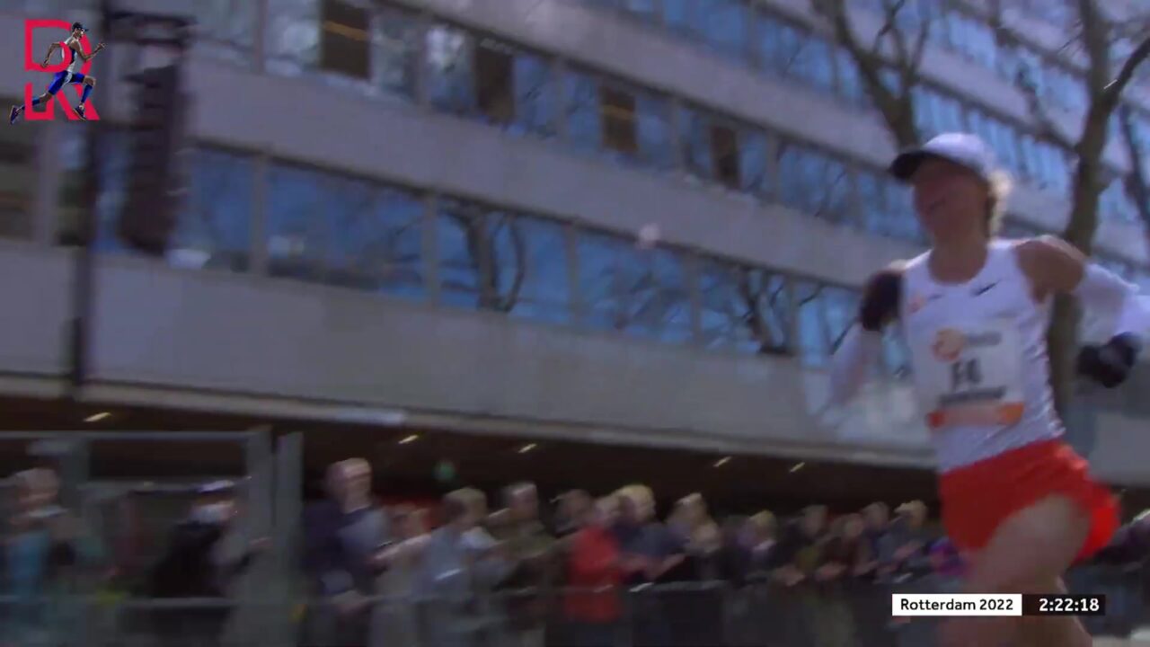 Nienke Brinkman op weg naar de finish van de marathon van Rotterdam in 2022