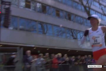 Nienke Brinkman op weg naar de finish van de marathon van Rotterdam in 2022